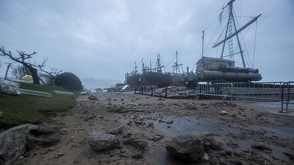 Así ha quedado el entono del mini zoo de La Magdalena tras una noche de fuerte temporal en el mar.