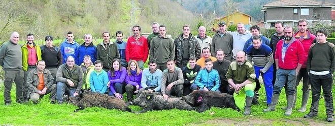 Cuadrilla 52, capitaneada por Santos del Hoyo, con el cupo de 12 jabalíes logrado en Panda y Carrielda. 