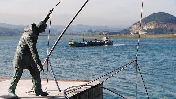 Imagen de archivo de una draga trabajando en el puerto de Santoña.