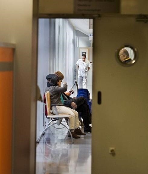 Pacientes, en una sala de espera del hospital Valdecilla.