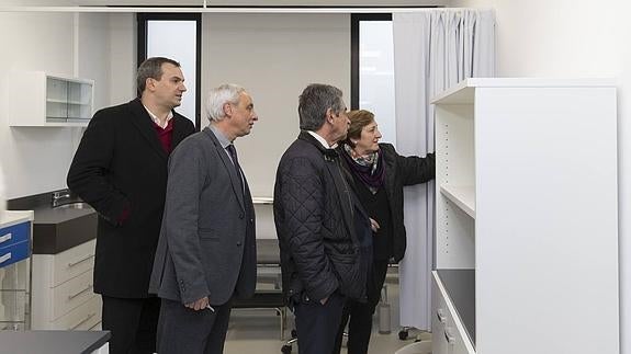 Revilla y Real, en una de las dependencias del nuevo consultorio.