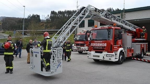 Parque de bomberos de Los Corrales de Buelna, con su nuevo camión autoescala.