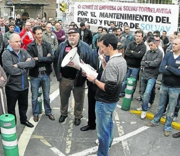 Protesta de la plantilla de Solvay para el mantenimiento del empleo. 