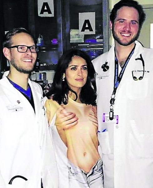 Salma Hayek, con los médicos