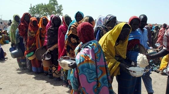 Cola de mujeres para conseguir comida en el campo de desplazados de Dikwa, en el Estado nororiental nigeriano de Borno. 