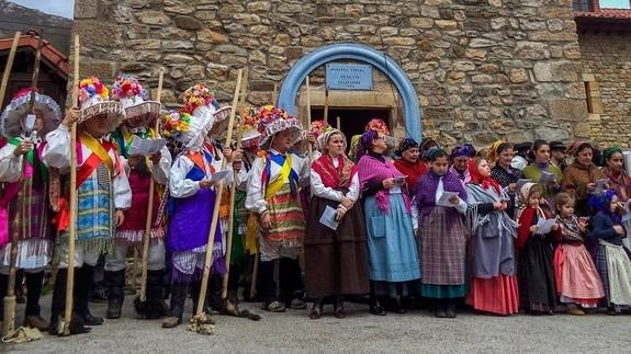 Los vecinos con los ancestrales atuendos en Polaciones