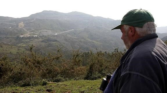 Un vecino observa, en una foto de archivo, una de las canteras del Monte Dobra.