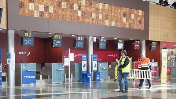 Hasta el director del aeropuerto echaba hoy una mano en las tareas de ajuste del aeródromo