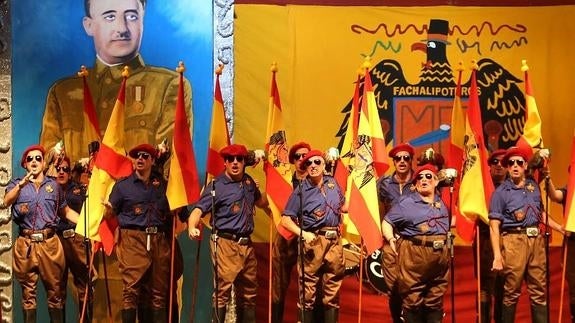 Integrantes de los ‘Galipoteros’ en el arranque de la actuación. De fondo una gran imagen de Franco y un águila con chistera y turuta, que se sustituye en el final por el retrato del Rey Felipe VI y el escudo constitucional.