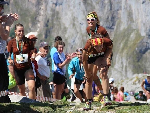 Una atleta supera con esfuerzo una de las pendientes de la pasada edición de la prueba Kilómetro Vertical, que transcurre por los Picos de Europa. 