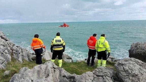 Efectivos del dispositivo de búsqueda del pescador desaparecido en Islares.