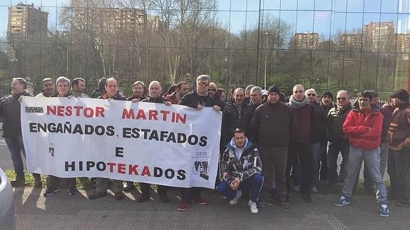 Medio centenar de trabajadores esta mañana frente a Teka Santander.