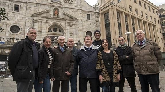 Desde la izquierda, Javier Güezmes (perfumería Güezmes); Laura Hernández (librería Religiosa Hernández); Francisco Inda (La Novedad); IgnacioRebolledo (Flores Rebolledo); Sergio Pereda (zapatería Antigua de las Rojas); Guillermo Quintana (Samot); Lourdes Güezmes; AntonioNavedo (botica del Puente) y Pedro Casuso (La Conchita). Detrás, la iglesia de La Compañía (siglo XVII), que sobrevivió al fuego y el edificio comercial que abrió Eduardo Pérez del Molino en 1947 en sustitución del que le destruyó el incendio.