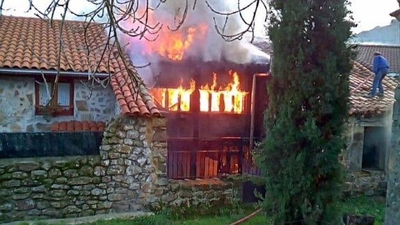 La vivienda estaba habitada por una familia que en esos momentos no se encontraba en su interior.