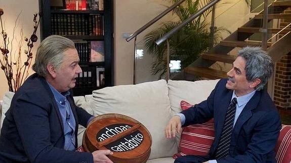 José Mota, a la derecha, caracterizado como Miguel Ángel Revilla.