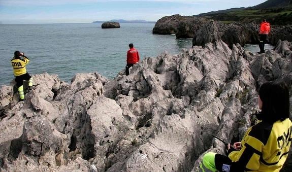 Efectivos de DYA Cantabria, el director de Emergencias Castro y el responsable de Protección Civil supervisan la zona de acantilados de Islares. 