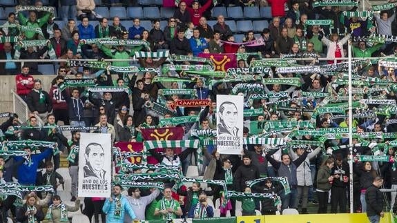 La afición ha guardado un minuto de silencio con las bufandas en alto en honor a Nando Yosu.