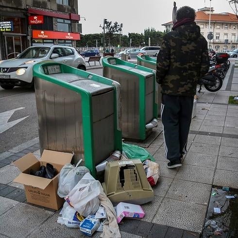 Basura acumulada en las aceras al lado de los contenedores en la zona de Castilla-Hermida.