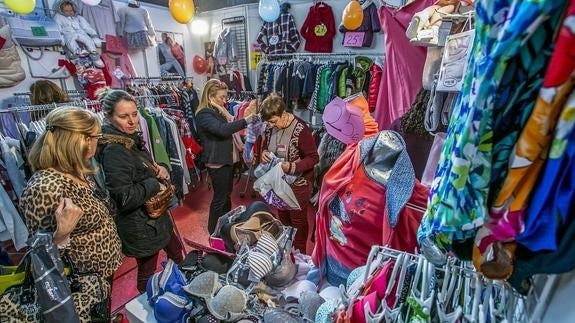 El público busca chollos en las tiendas que se instalan estos días en la feria del stock de Santander.