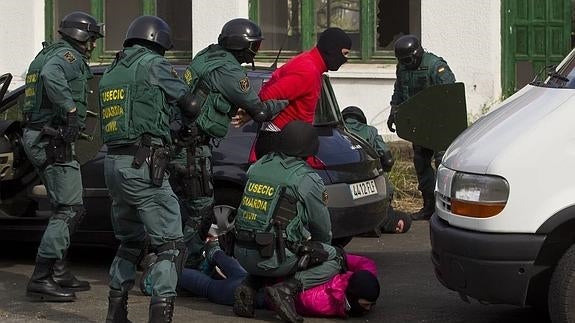 Imagen de varios agentes de la Guardia Civil de Cantabria participando en un simulacro de detención.