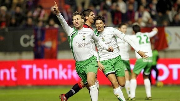 Antoñito y Oriol celebran un gol ante Osasuna, en 2006, con la publicidad institucional.