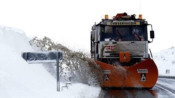 Una quitanieves atraviesa la carretera de montaña de Los Tornos.