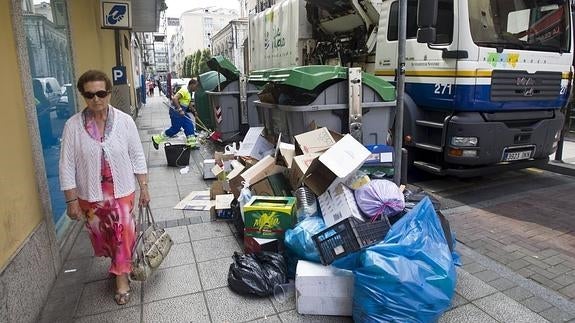 Recogida de basuras en una céntrica calle de la capital.
