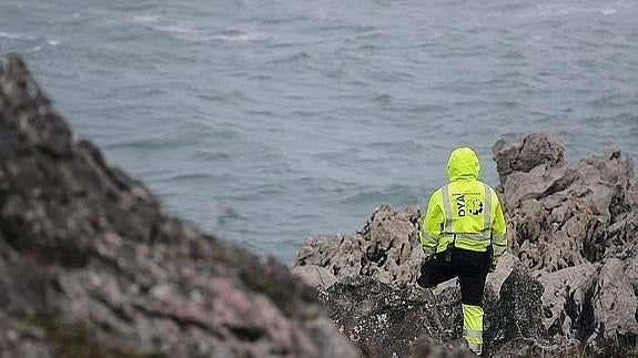 Vista de la zona de rocas de la localidad de Islares, donde desapareció el pescador de Portugalete .