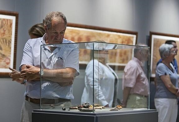 Un visitante observa las piezas expuestas en el Mupac, en Santander. 