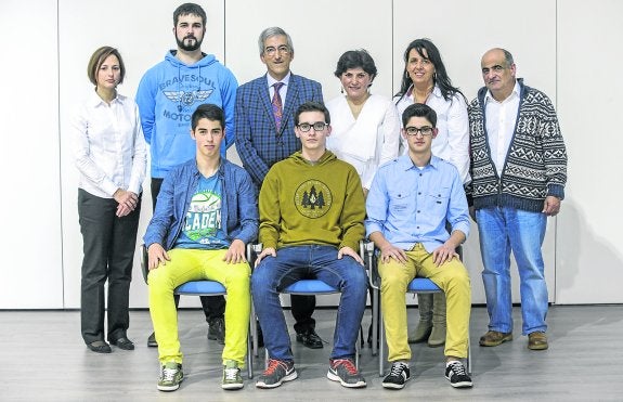 Grupo Tecnoclaus.  De pie, Raquel López (directora del centro), Román Martín (e2), Juan de Miguel (Presidente de Grupo Siec), Marián Larrauri, Mª Dolores Vega y Juan Carlos Pérez (profesores). Sentados, Iván Sánchez, Jorge Fernández y Joel Rutzki. 