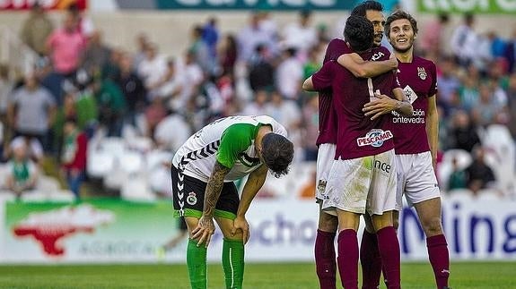 Isma Cerro se lamenta de uno de los goles del Pontevedra en el último partido jugado en El Sardinero. 