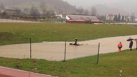 La Policía Municipal comprueba que no haya nadie en el interior del vehículo sumergido.