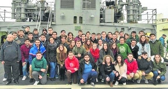 Los alumnos de Náutica, en la cubierta del patrullero 'Serviola', la pasada semana.