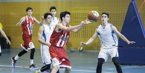 David (Solares) recibe el balón frente a Ignacio, Mario y Pablo. Al fondo, Diego.