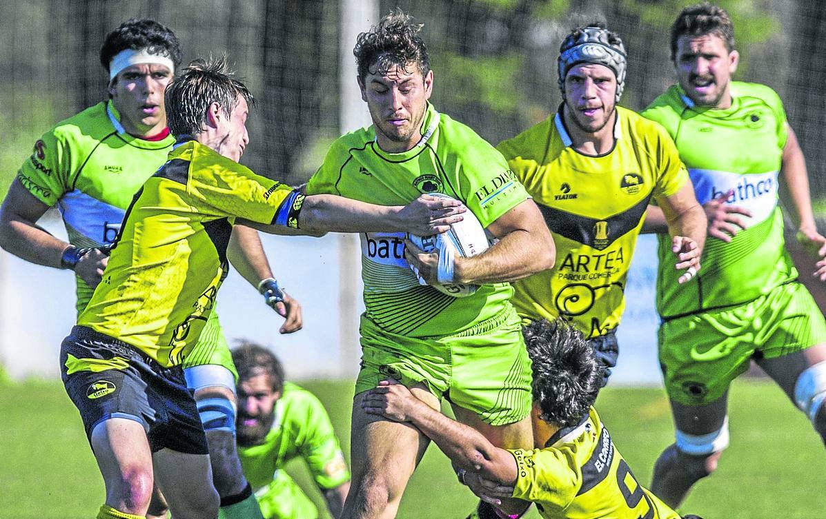 Nicolás Coronel lleva el balón en el encuentro ante el Getxo de la primera vuelta en San Román
