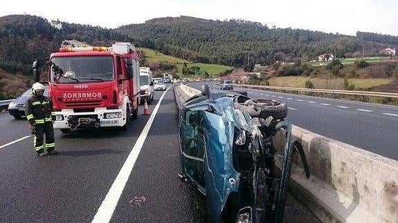 Coche volcado en Saltacaballo, este sábado al mediodía.