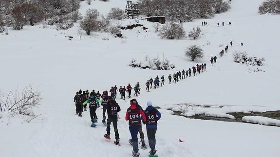 Los cántabros Roberto Ruiz y Azara García, campeones de España de Raquetas de Nieve en Fuente Dé