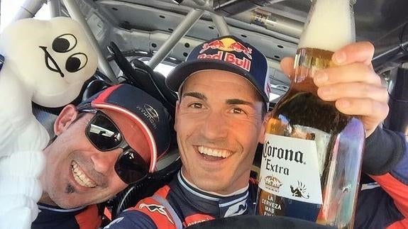 Marc Martí (izquierda) y Dani Sordo celebrando su tercer puesto en México, horas antes de conocer su sanción.