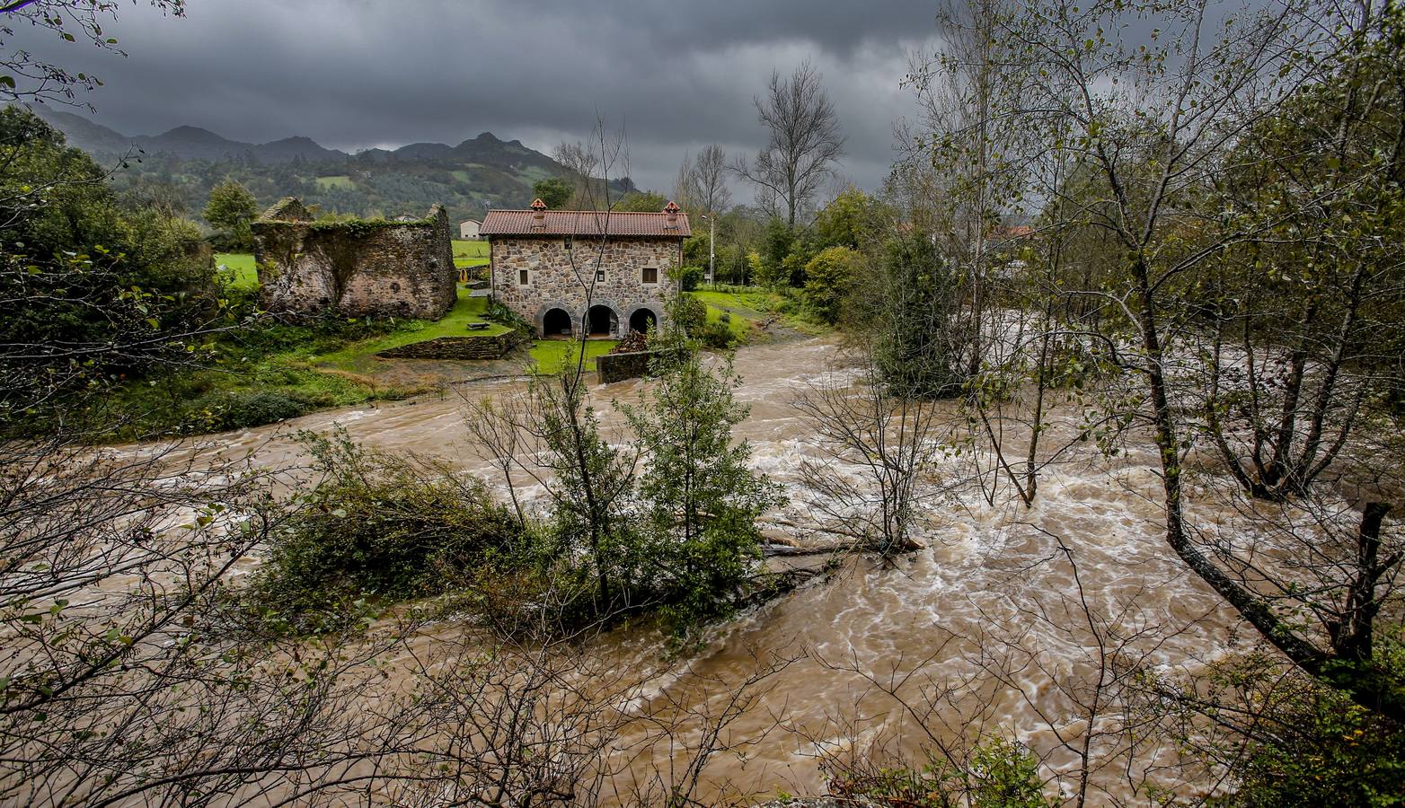 Los desbordamientos de los ríos son una de las consecuencias de la falta de limpieza