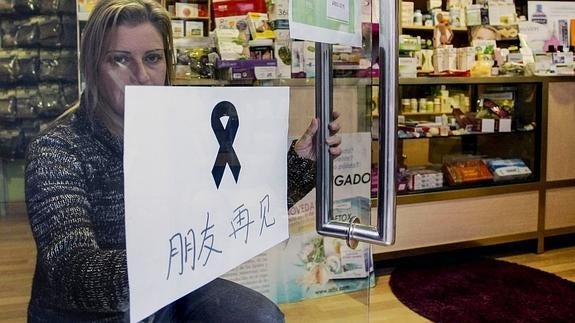 Lazos negros en señal de luto por la muerte del tendero colgaron en los establecimientos. 