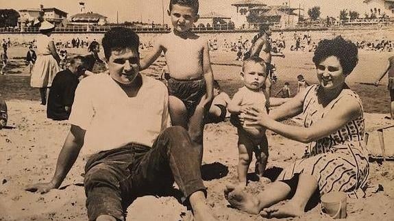 Enrique y Aida en la playa de San Lorenzo con sus hijos Alejandro, a la derecha, y Kike, a la izquierda.