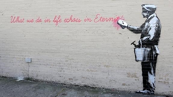 Bansky, famoso en todo el mundo por sus pintadas y graffitis pero de identidad desconocida, inundó las calles de Nueva York con el proyecto titulado ‘Mejor fuera que dentro’.