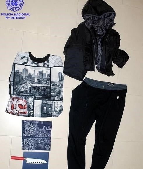 La ropa y el cuchillo que llevaba el joven en los dos asaltos.