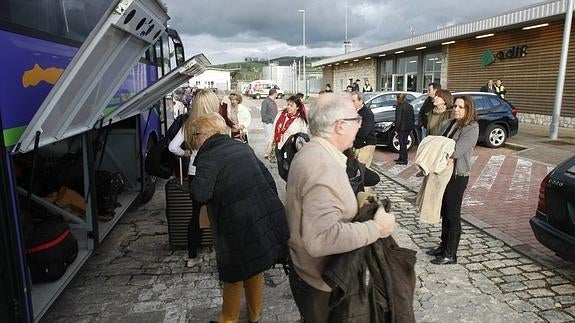 Varios viajeros suben a los autobuses que les han llevado desde la estación de Torrelavega hasta la de Aguilar de Campoo.