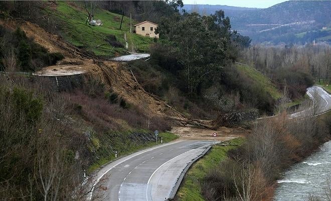 En esta imagen puede verse cómo el barro y parte del monte ocupan la carretera.