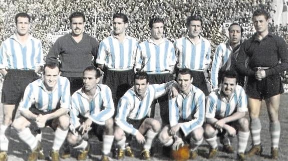 Foto del once del Racing en la temporada 1951-52, la última de 'Pin' en el club verdiblanco. De pie, de izq. a dcha, Teruel, Ortega, Ruiz, Herrero, 'Pin', Mahjoub y Juanito. Agachados, León, Bermúdez, Macala, Magritas y Felipe.