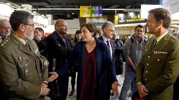 La alcaldesa de Barcelona, Ada Colau, conversó esta semana con dos mandos militares en el stand que el Ministerio de Defensa ha instalado en la XXVII edición del Salón de la Enseñanza.