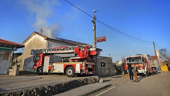 El camión de bomberos en la puerta de la panadería de Cóbreces.