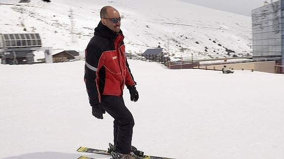 Borja Ortiz, 'pister"'de Alto Campoo, en la estación de esqui Brañavieja.