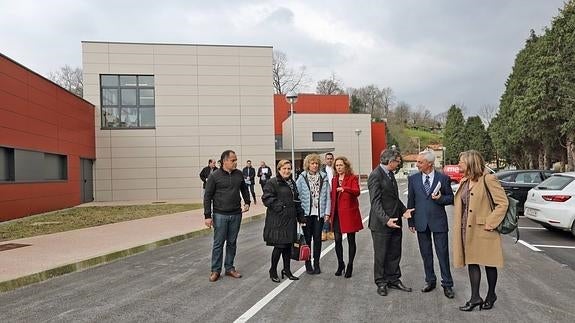 La vicepresidenta regional, Eva Díaz Tezanos; la consejera de Sanidad, María Luisa Real, y la alcaldesa de Cabezón de la Sal, Isabel Fernández, fueron las encargadas de inaugurar las instalaciones.